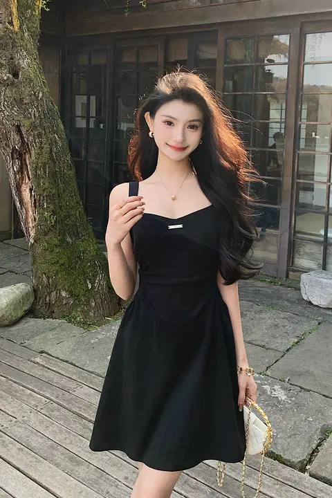 セクシーなバックオープンデザインの黒ワンピース【ピンクリボン付き・小柄向け】