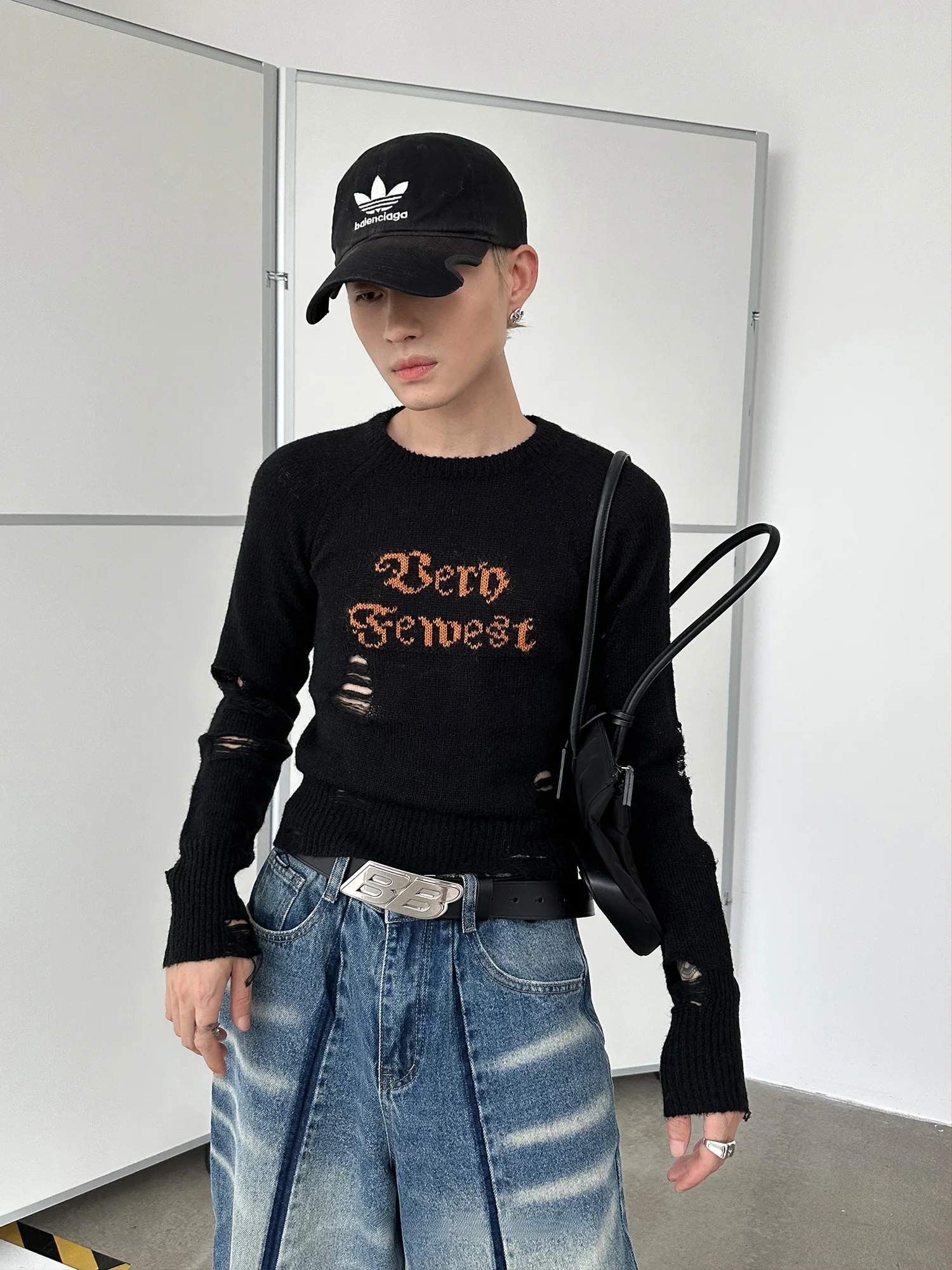 今流行りファッションで悩んでいるなら、このニットトップスが救う理由は？