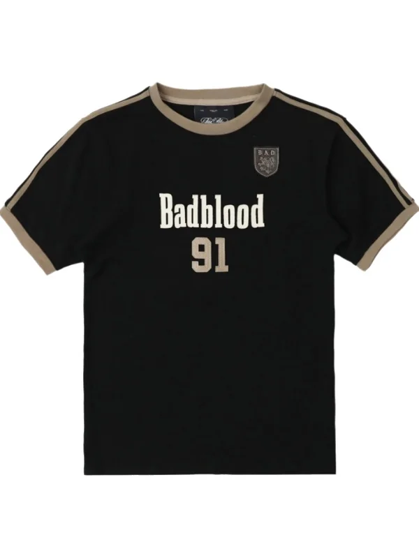 スポーツスタイルで夏をどう過ごす？黒のパフスリーブTシャツとショートパンツのセットが解決する悩みとは