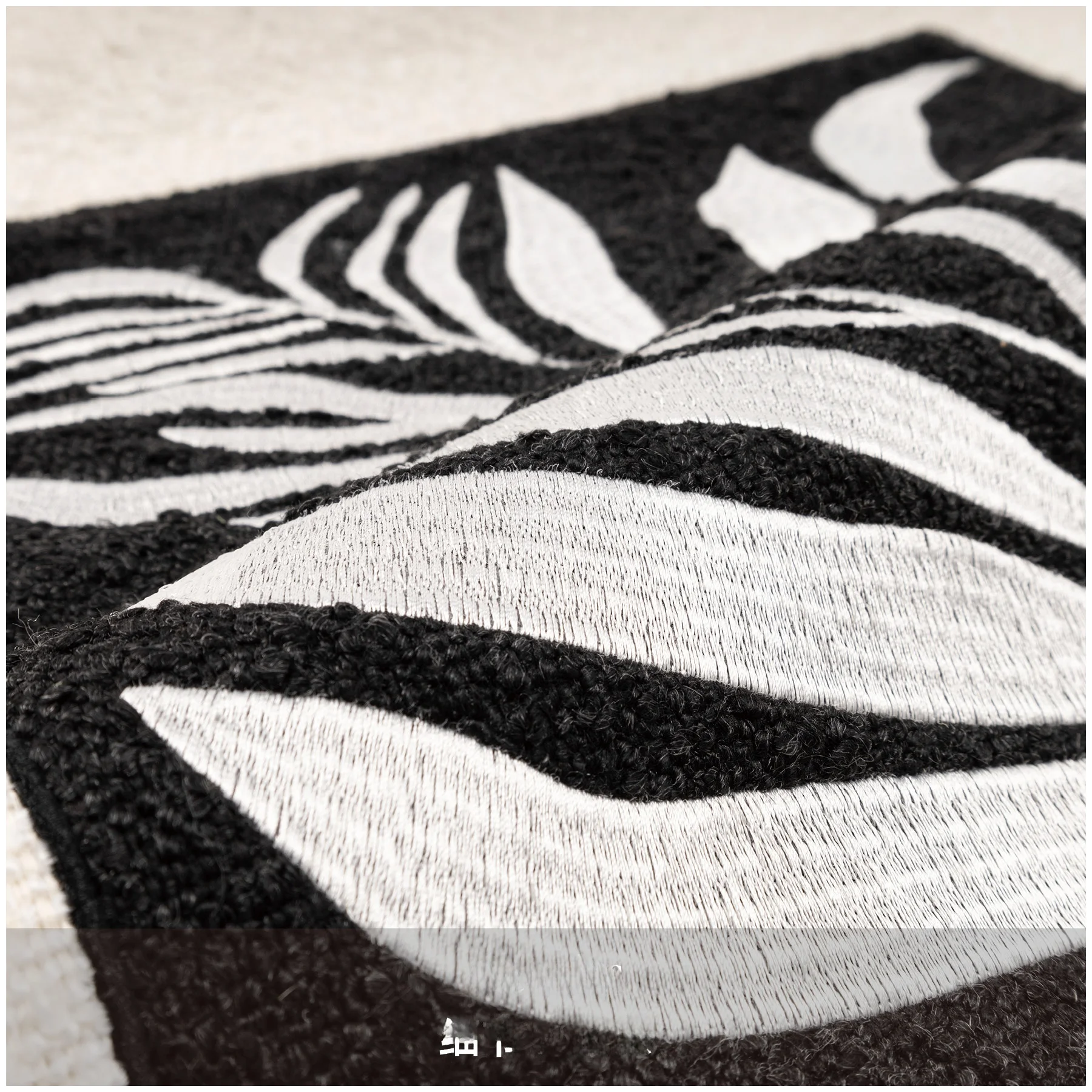  刺繍クッションカバーは、どんな特徴を持ち、どこで使うのがベストですか？