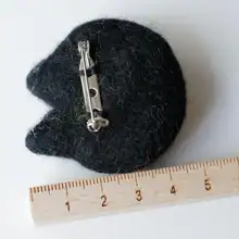 極上の柔らかさ！ウールフェルト製カウヘッドブローチ【黒色】