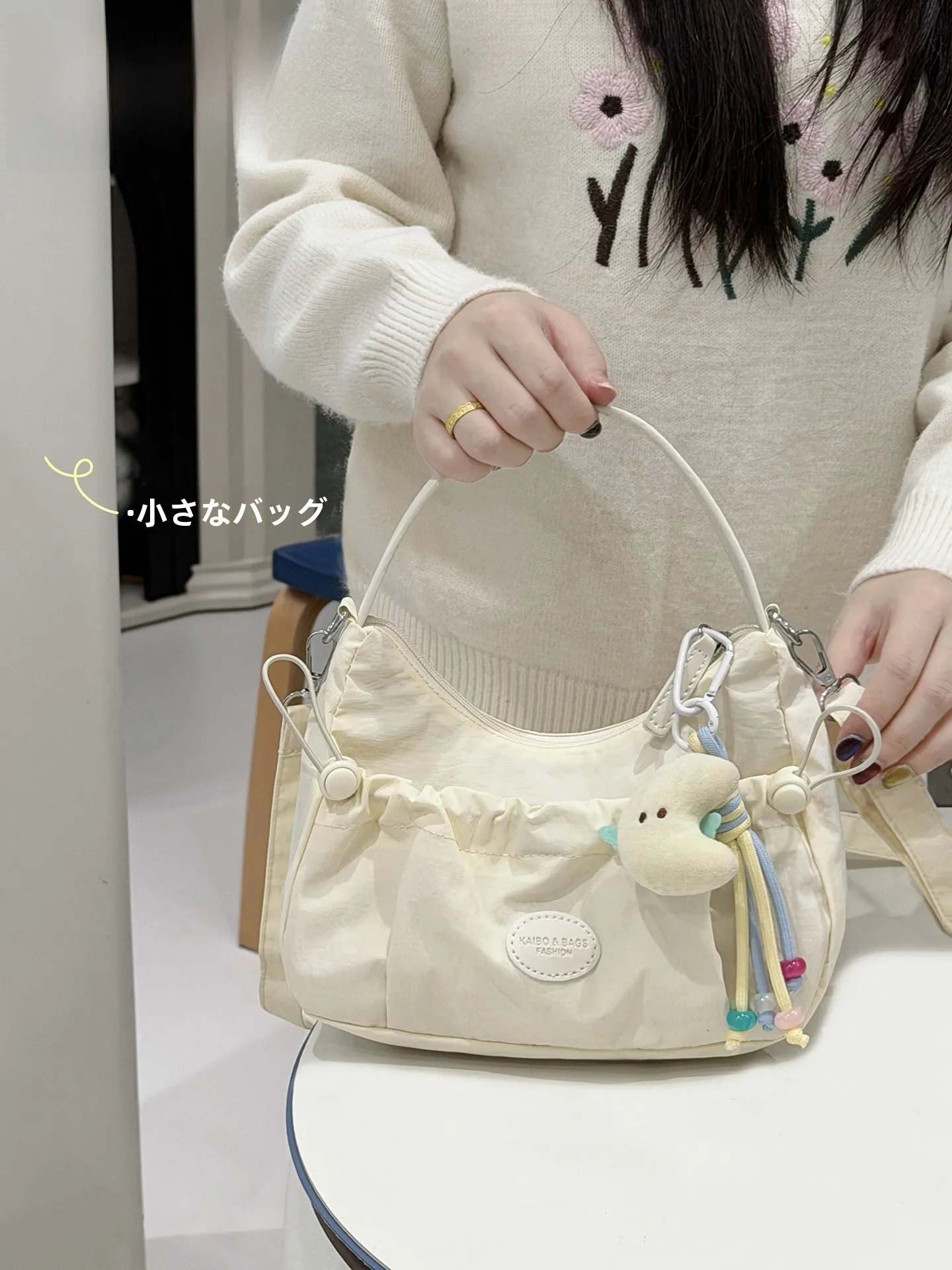 可愛いデザインの斜め掛けバッグ：軽量で柔らかい学生向けミニバッグの実用性と使い分け