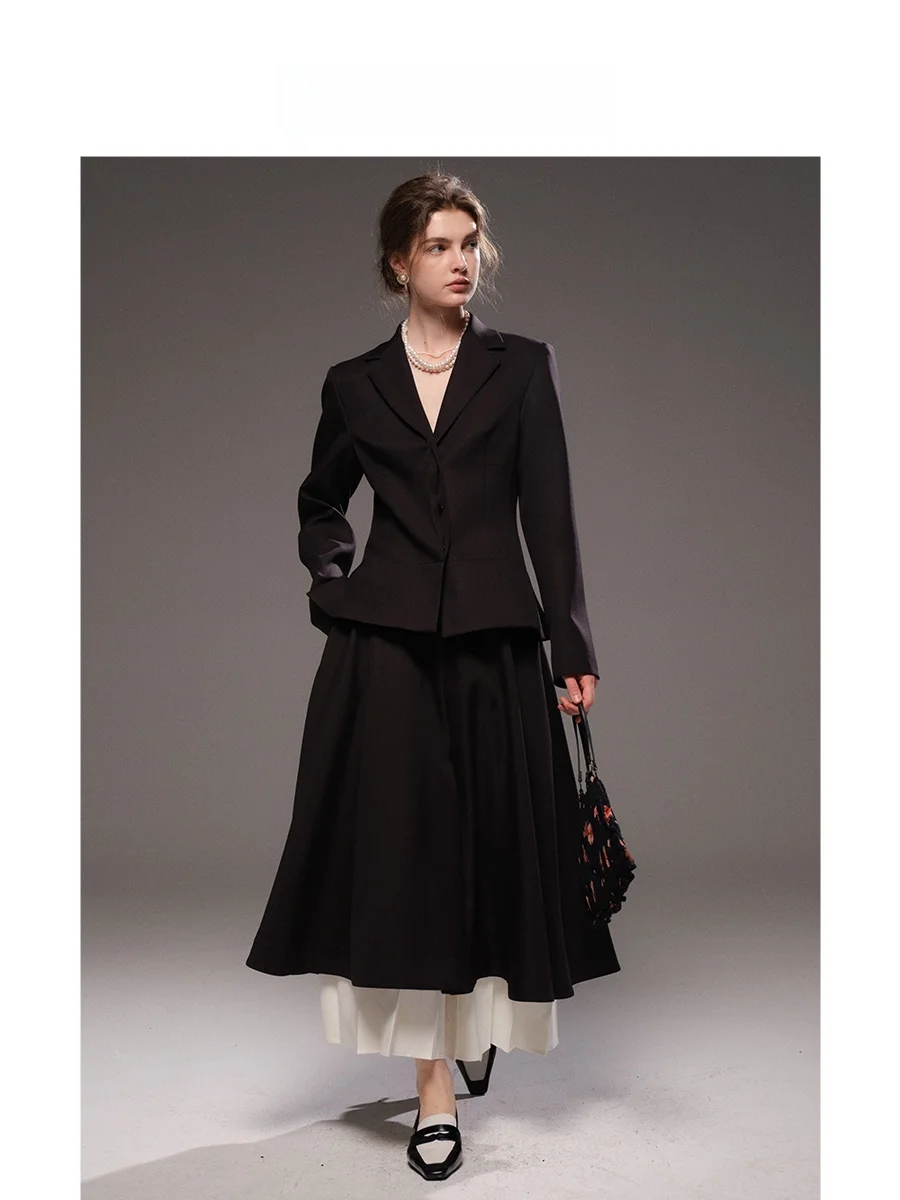 同窓会や忘年会に着るスーツは、50's fashionのエレガンスで決める？