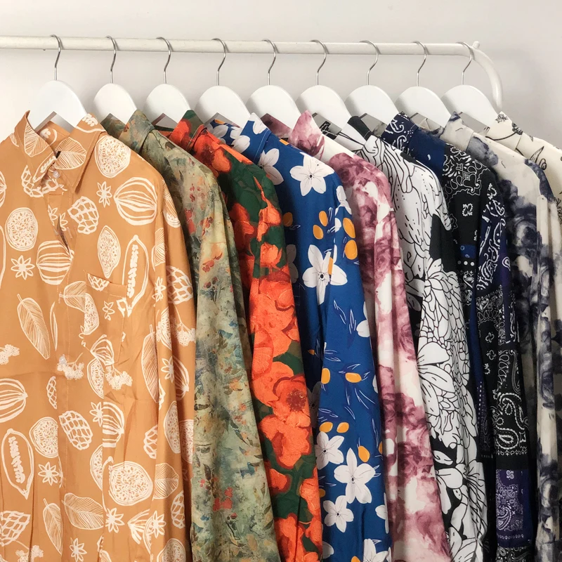 5月末にどんな服装が旬か？レトロ油絵柄シャツが通勤や日常に与える変化とは
