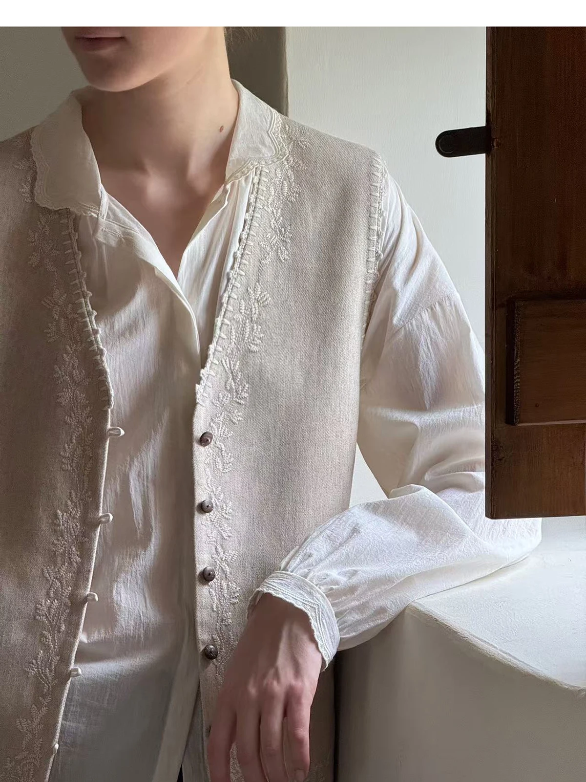 ボヘミアン刺繍のベスト【ハンドフックデザイン・細部装飾】とは？