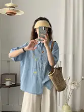 カラフルな刺繍デザインのデニムシャツ【半袖・フィット・コットン素材】