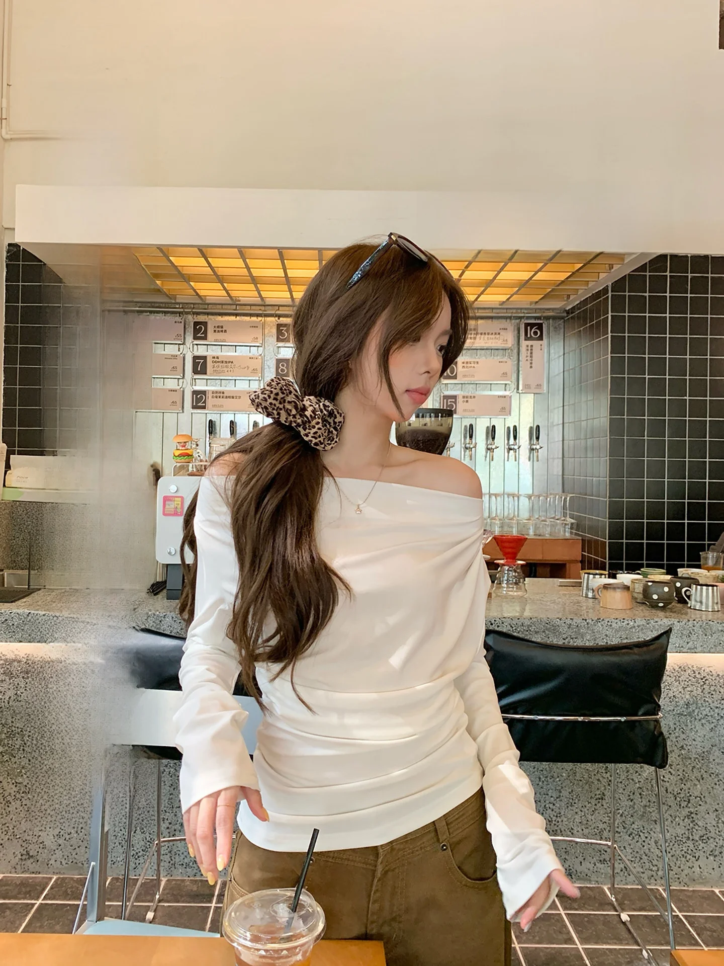 Tシャツを横から着るとき、どうやってスタイリングするの？