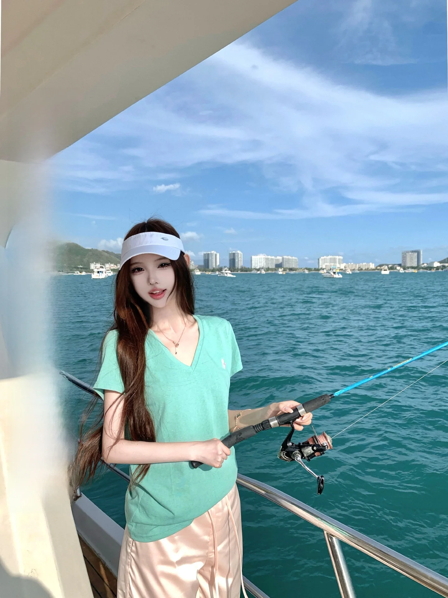 女性が夏の釣りに着るTシャツは、どう選ぶ？