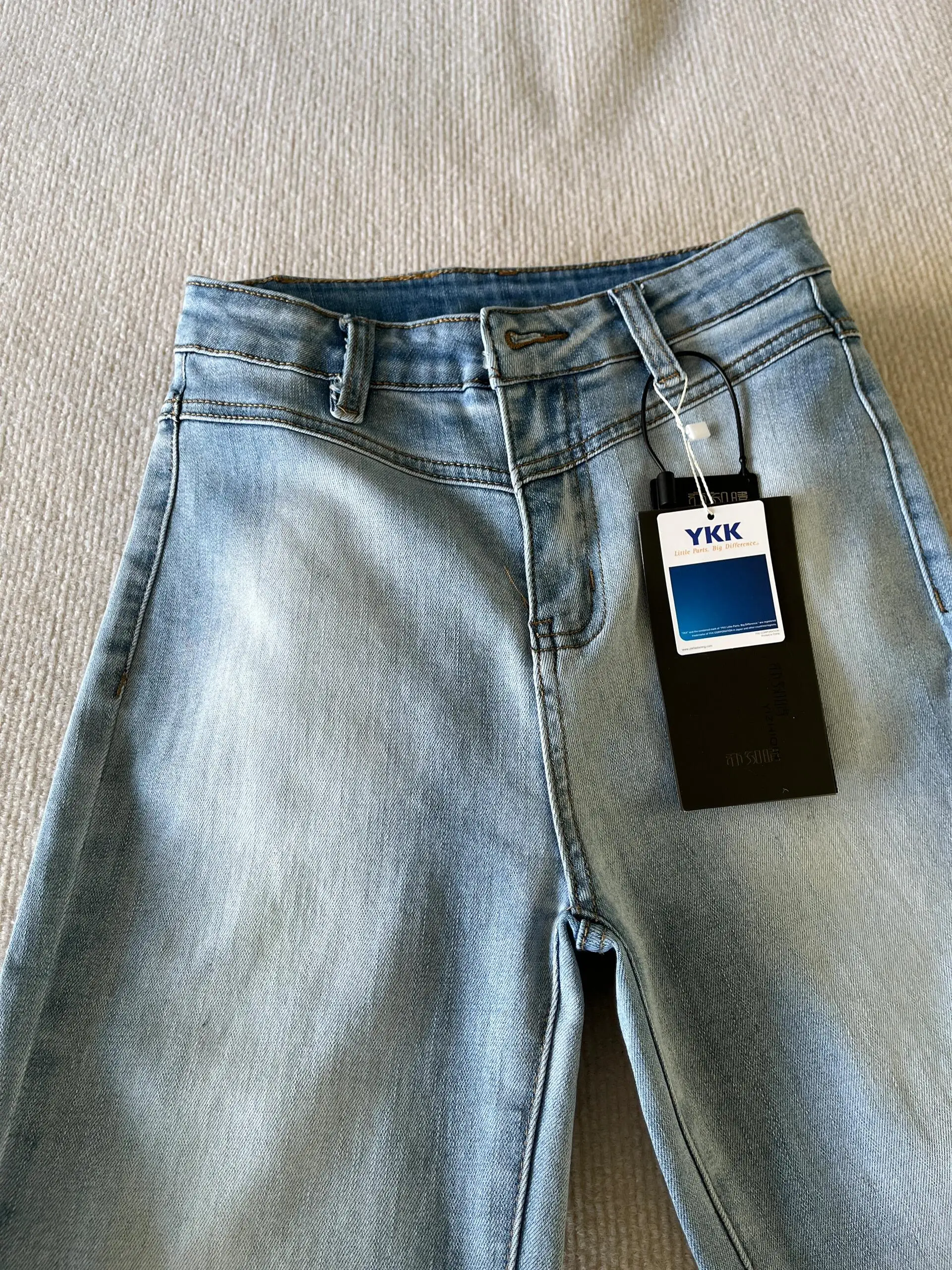 ブルーのフレアデニムパンツ：レトロデザインとハイウエストが秋のスタイルを支える