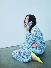 ブルーのILOVEMEプリントスウェットパーカー【蝶の刺繍・透かしデザイン・フィット感】