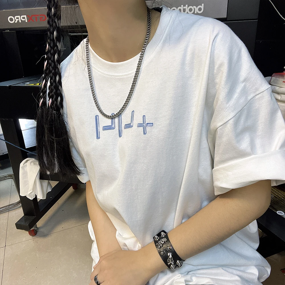 女 ライン Tシャツ：夏用ユニセックスルーズフィット半袖の実用性とスタイルのバランス
