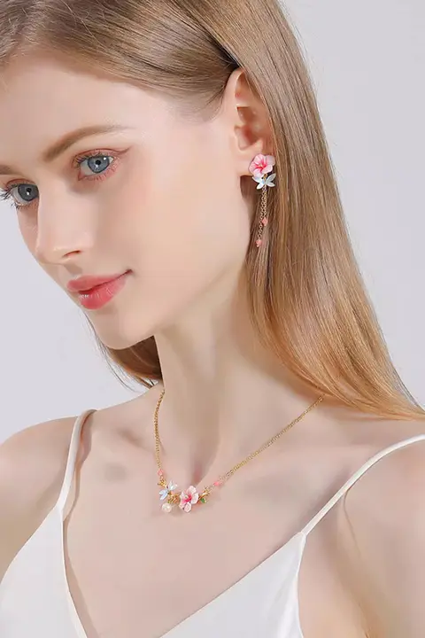デザイン性の高いムクゲの花とトンボのネックレス【カジュアル・鎖骨チェーン】