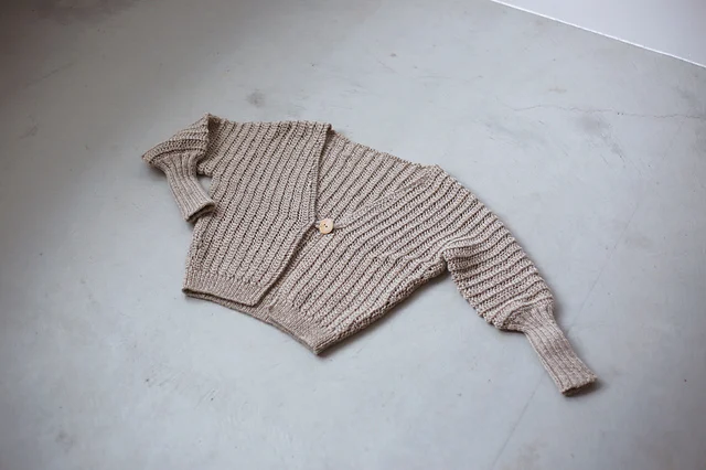 DIY編み物キット 白鹅绒ショールカーディガン：逆Vネックとドロップショルダーの実用性と着用シーン