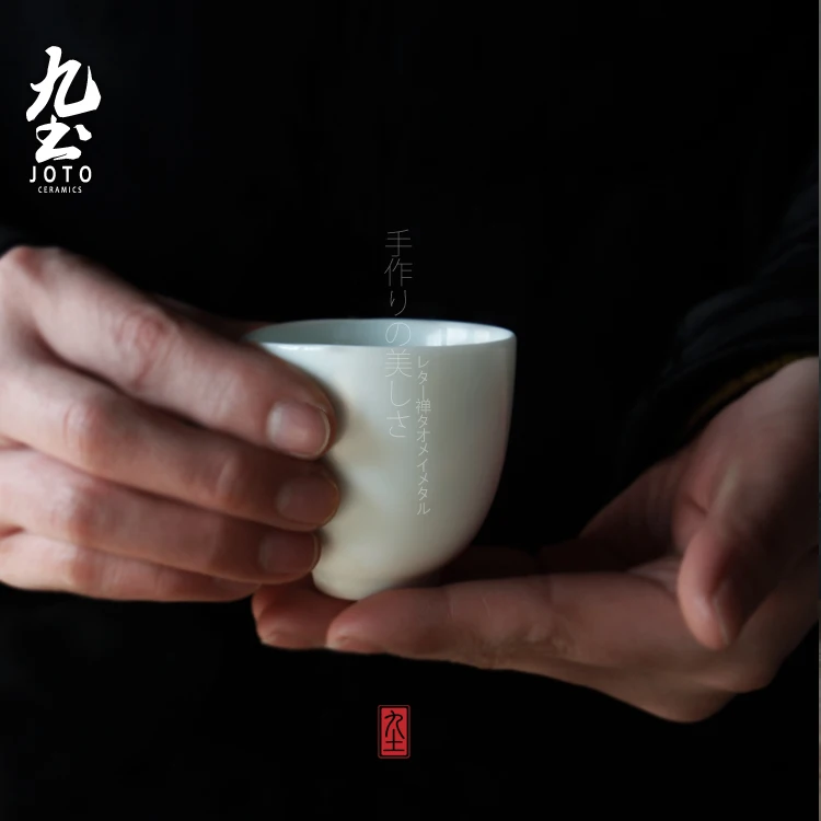 お椀型が本当にすくいやすいの？日常使いに最適な「侘び寂び」の白釉茶碗とは