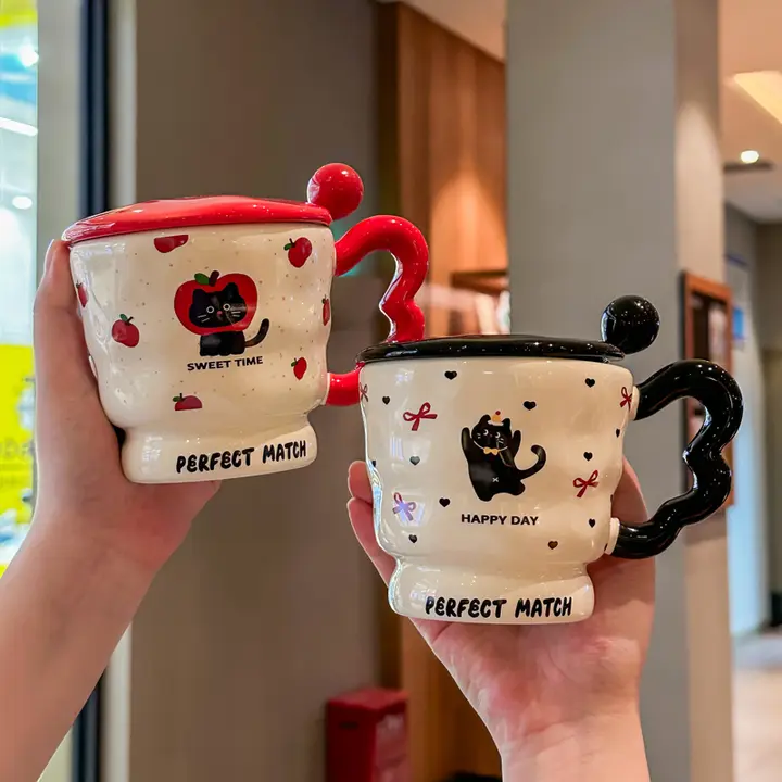 可愛いリンゴと猫デザインのマグカップ【フタとスプーン付き・陶器製・カップル用】
