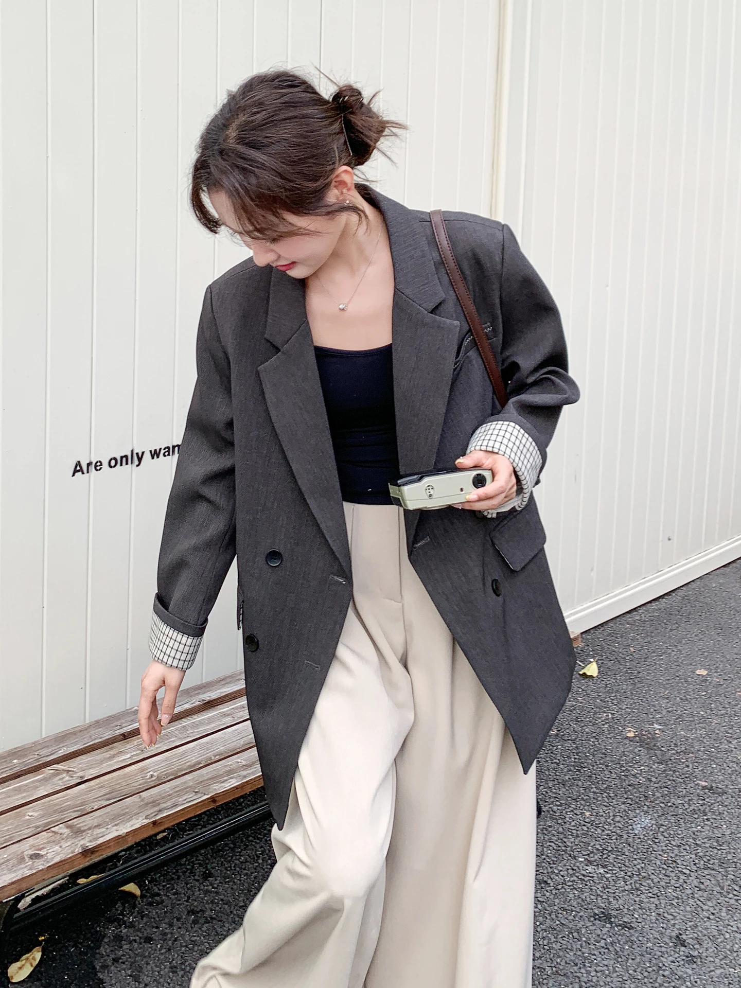 40代の大人ファッションで「フォトジェニック」になるには？グレーのテーラードジャケットが解決する3つの理由