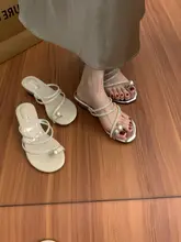 ファッション性のあるビジュー付きウェッジヒールサンダル【夏用・お出かけ・ドレスと合わせて】（セットアップ対応）