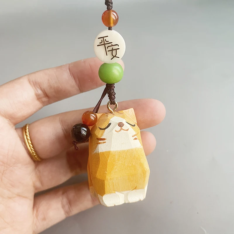 かわいい木彫りオレンジ猫モバイルストラップ：桃木製の梅花デザインが贈り物に最適なアイテム
