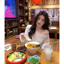 春にぴったりな斜め肩デザインのニットトップス【女性用・したフィット感・カジュアル】