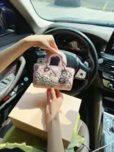 高級感あるダイヤモンド装飾のピンク手提げクラッチバッグ【ショルダー付き・ファッションデザイン】