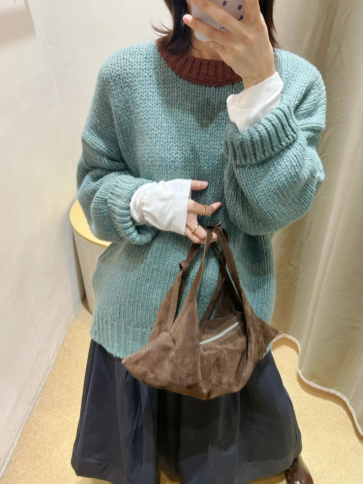 オレンジ ショルダー バッグ はなぜ今、若い人の間で人気なのか？