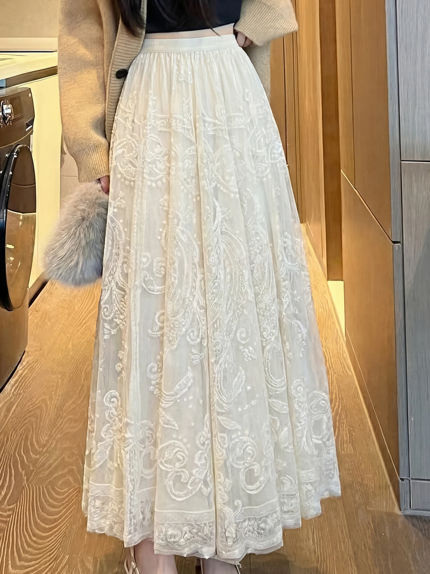 デザイン感ある杏色のAラインレース切替ハイウエストスカート：大きいサイズで通勤にも対応