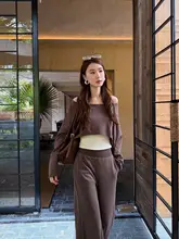 肩出しデザインのショートトップスとハイウエストパンツ（セットアップ対応）
