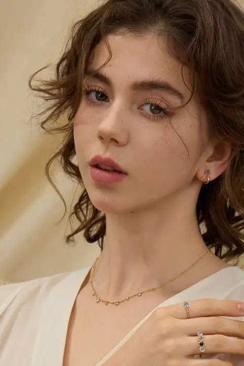 秘密の花園モチーフの耳飾り【ブルー調・軽やかで高級感のあるデザイン・女性用】