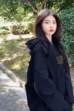 シンプルなフード付きブラックパーカー【春秋用・女性・したスタイル】