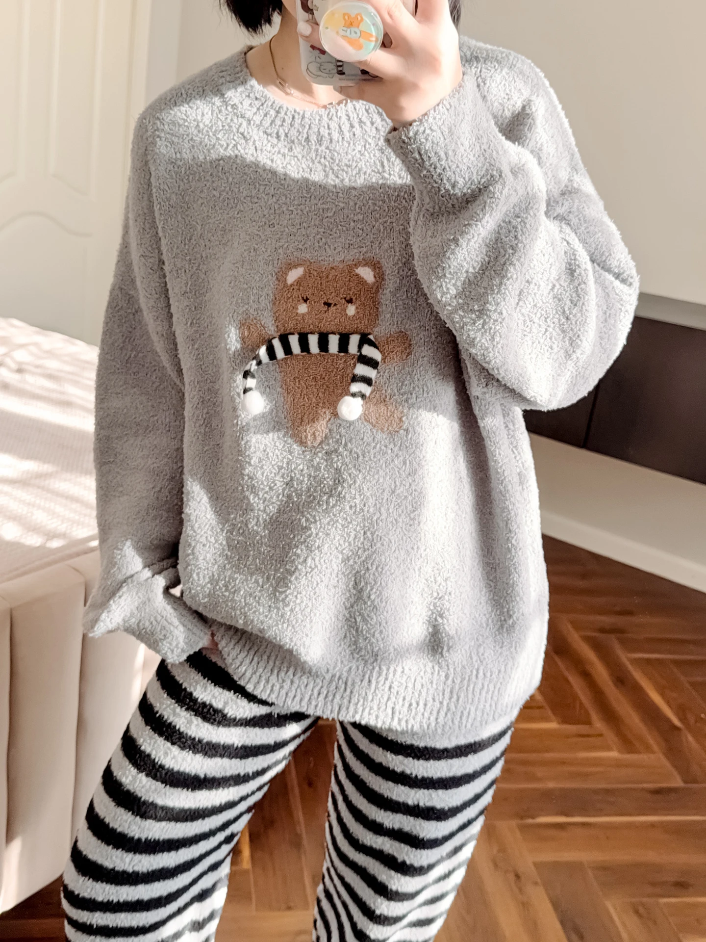 ストライプ柄クマプリントパジャマ：秋冬から春まで使えるゆったり束脚デザインのソフト素材