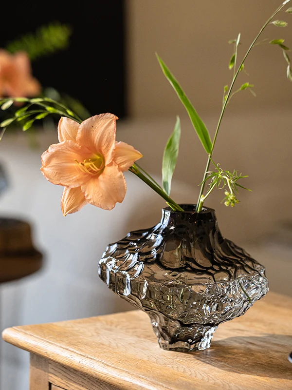 透明な花瓶を選ぶべきか？造花置物の本質と、今こそ注目すべき「アート花瓶」の選び方
