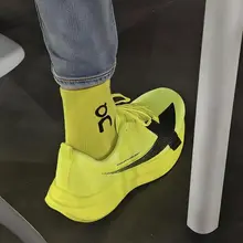 高いクッション性と耐久性を備えたランニングシューズ【軽量・通気性・エレベーション機能】