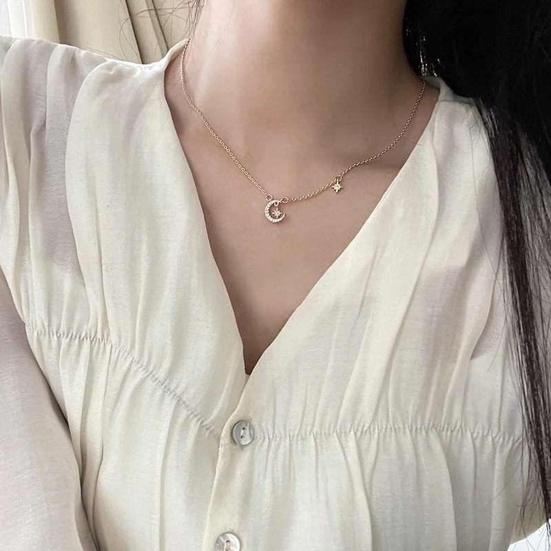 高級感ある月のデザインネックレス：高校生女性向けのシンプルで多用途なアクセサリー