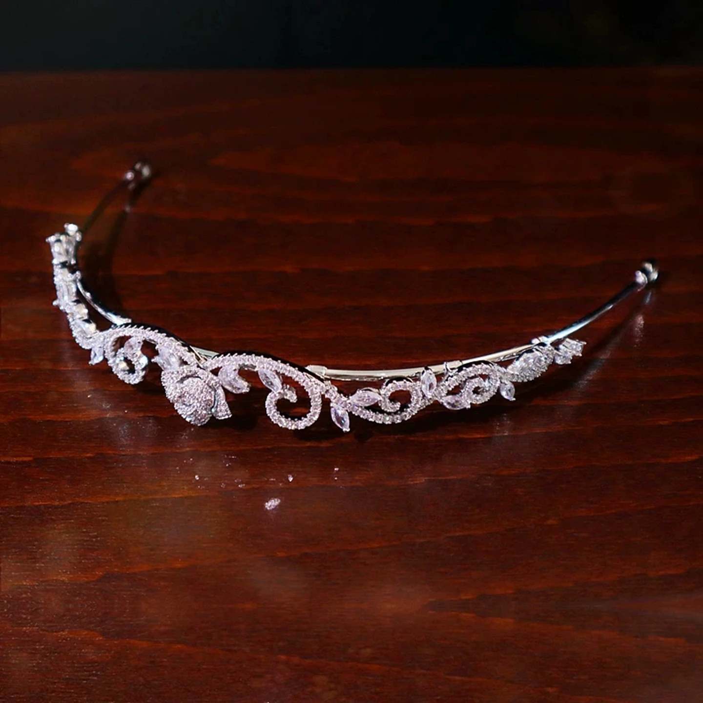 ゴールド ヘッドドレス はどのようなもの？華やかでエレガントなロージー花飾り付きジルコニアクラウンの実際の使い方と特性