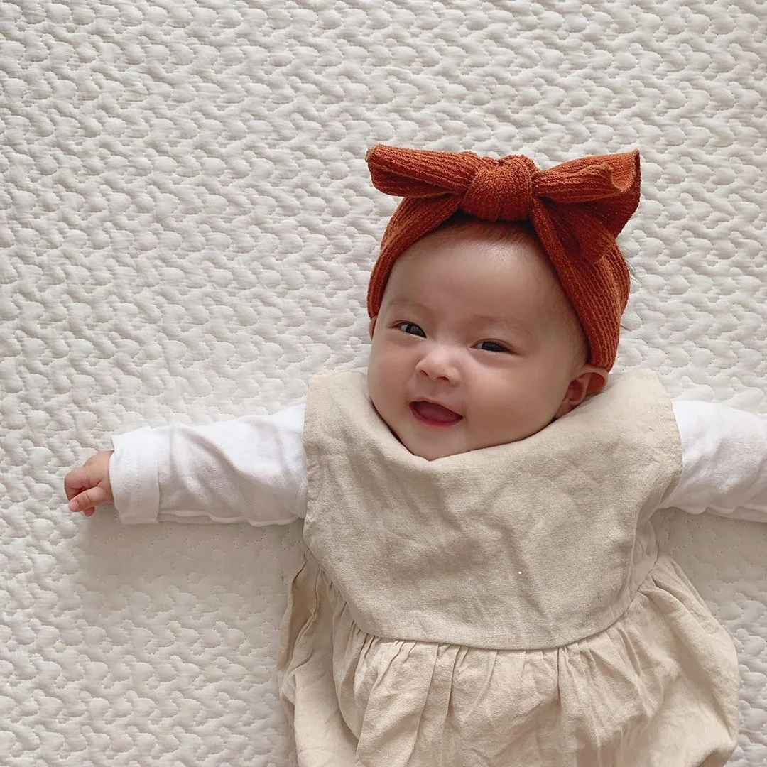 可愛らしいリボン付きベビー用ヘアバンド：1歳女の子の誕生日プレゼントとしての長く使える実用性