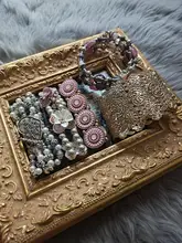 華やかな金色の花モチーフ 薄ピンク調のエラスティックブレスレット【金属製・立体感あるデザイン】