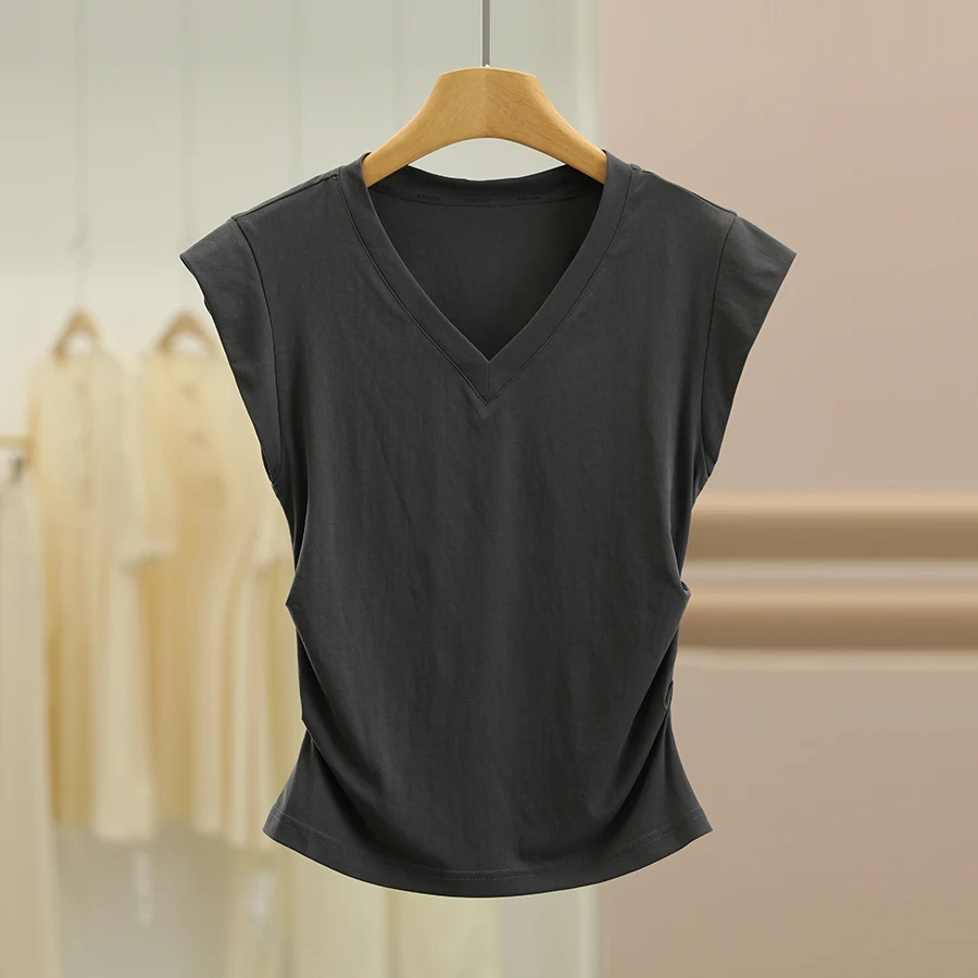 全身黒コーデ 夏にぴったりな「Vネック無袖Tシャツとスカート」は、どう選ぶ？