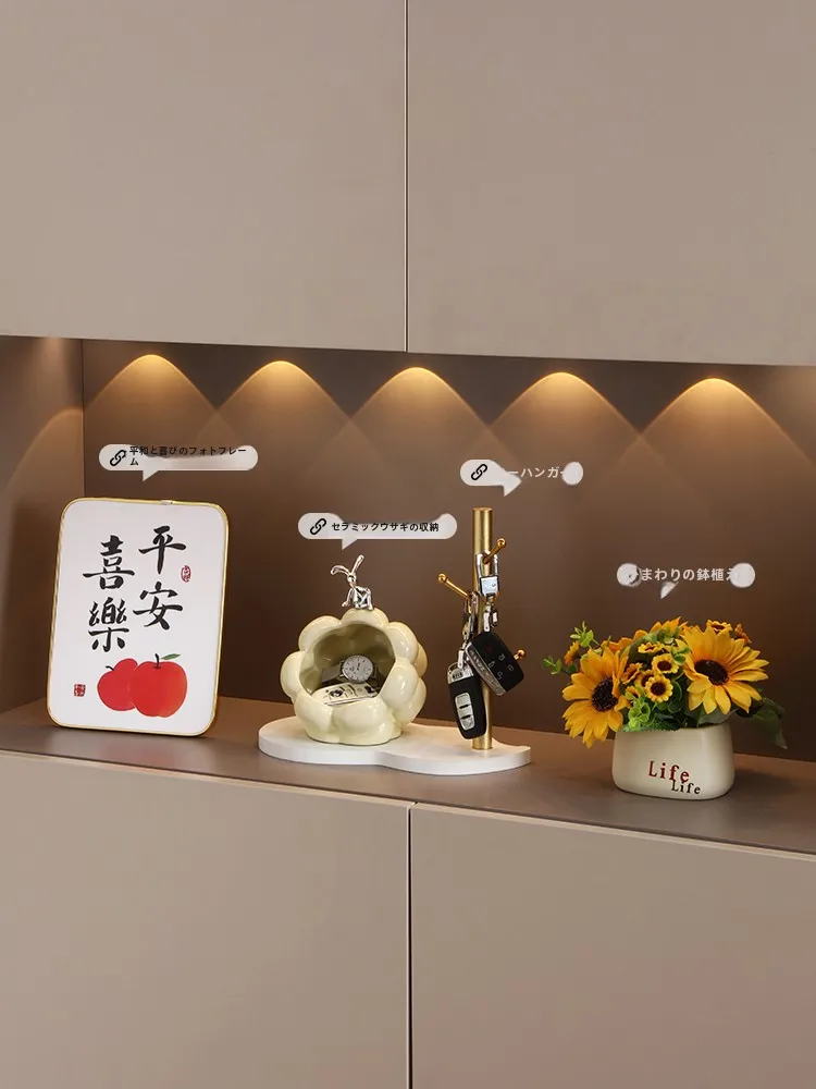 玄関収納の空間を活かす：シューズキャビネット シンプル現代風 クリーム風の実用性とデザイン