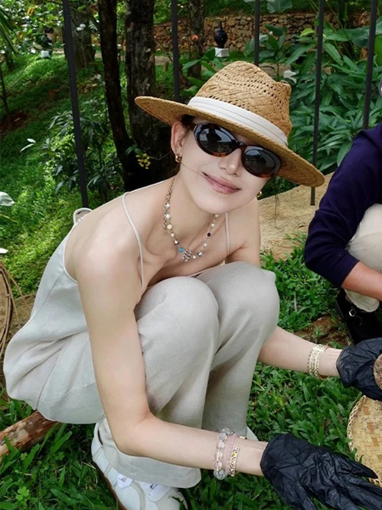 涼しげな透かし編みの草帽子：夏旅行での紫外線対策とスタイルのバランス