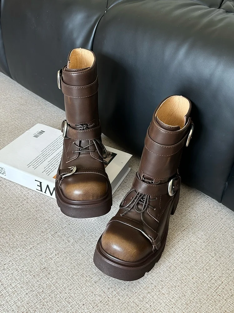 秋冬用三層ベルトデザインのショートブーツ：女性向けバックル付きファッションブーツの実用性と使い分け
