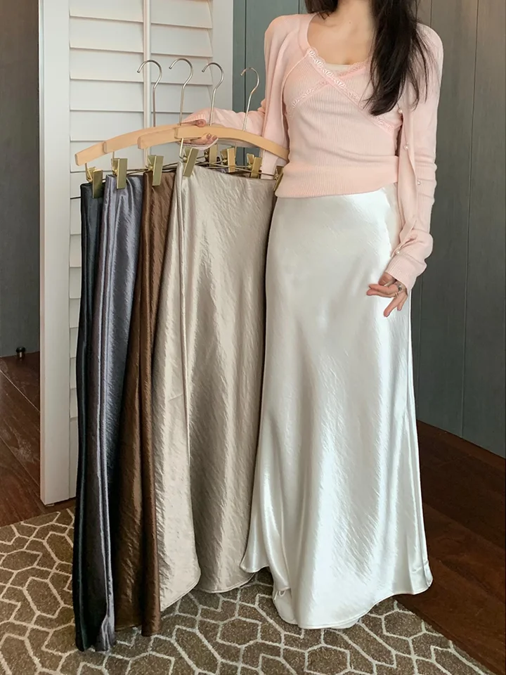 高級感あるグレーサテン生地のハイウエストフィッシュテールスカート【秋冬用・女性用・シンプルデザイン】