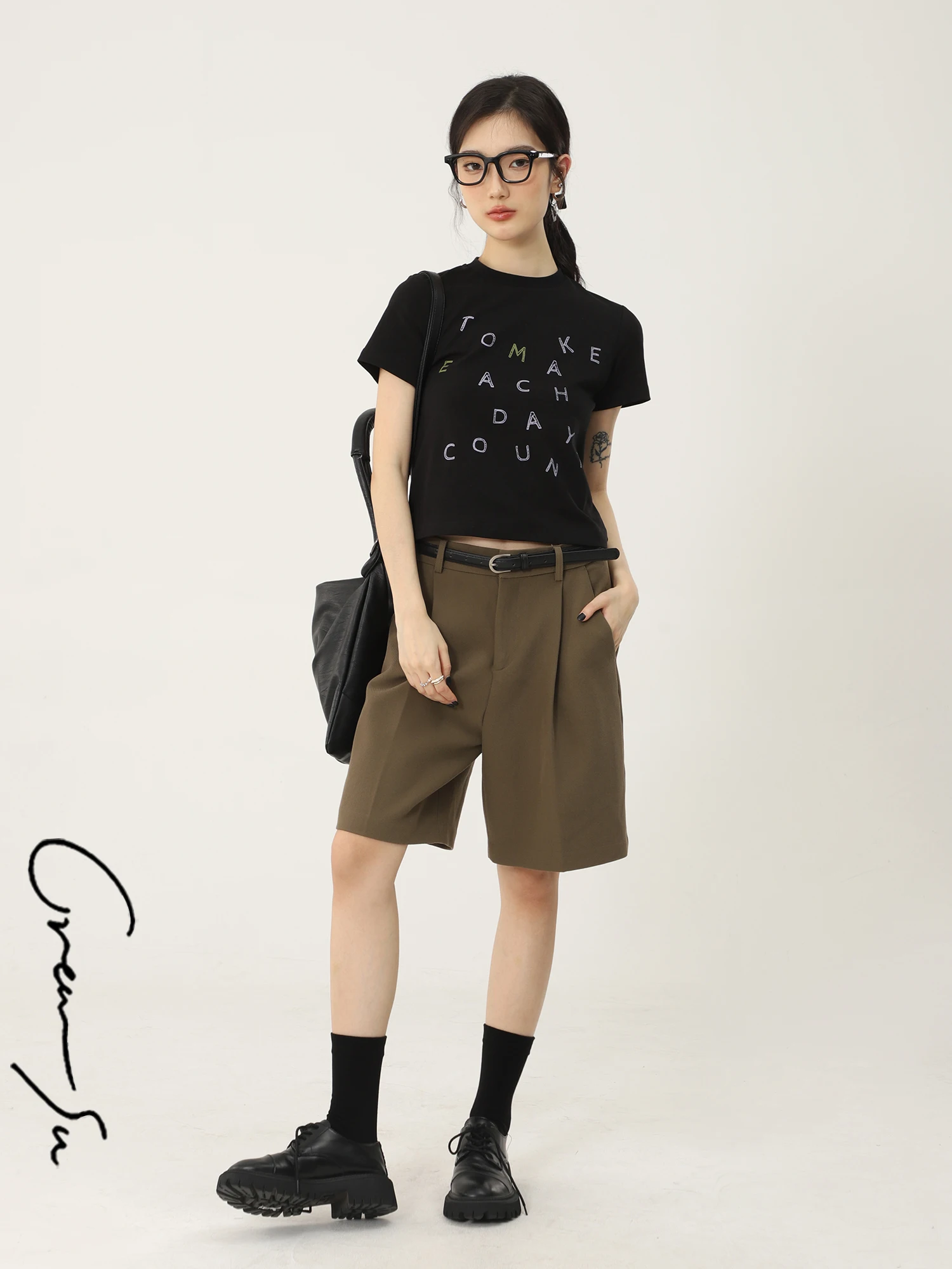 おしゃれ レタリング とは？ブラック短袖Tシャツで実現する現代的な通勤スタイル