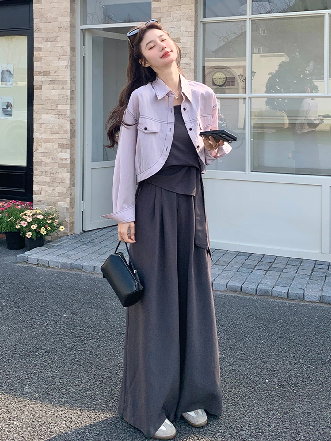 大人サロペット50代着こなし：グレーサロペットセットアップの実用性とシーン別活用法