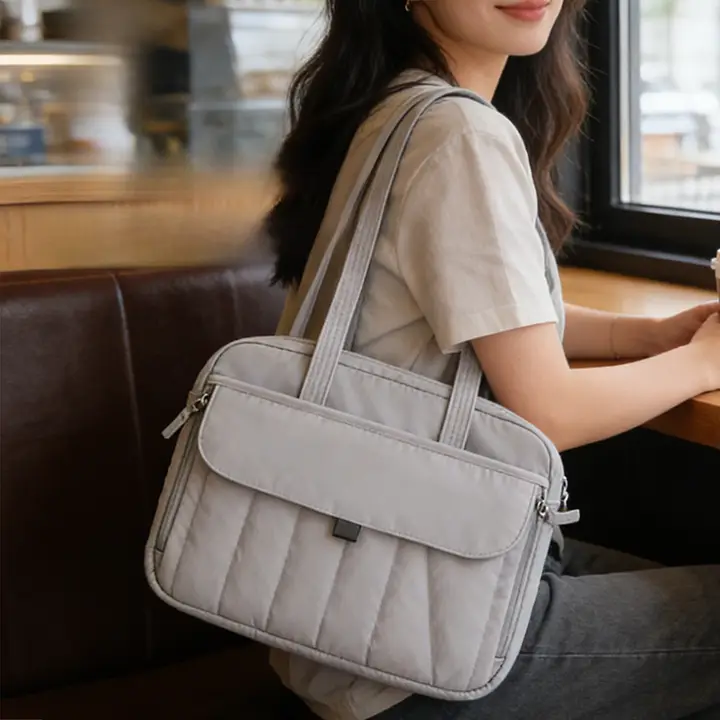 ノートパソコン用バッグ【女性向け・１４インチ・１６インチ・タブレット対応・防水・衝撃吸収】
