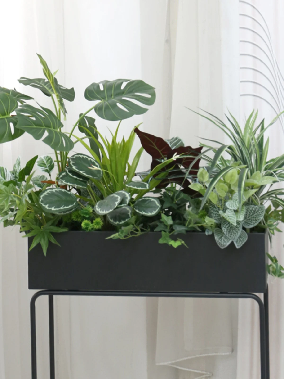インテリア買い物リストにおけるフェイク植物フラワーボックスの役割と特性