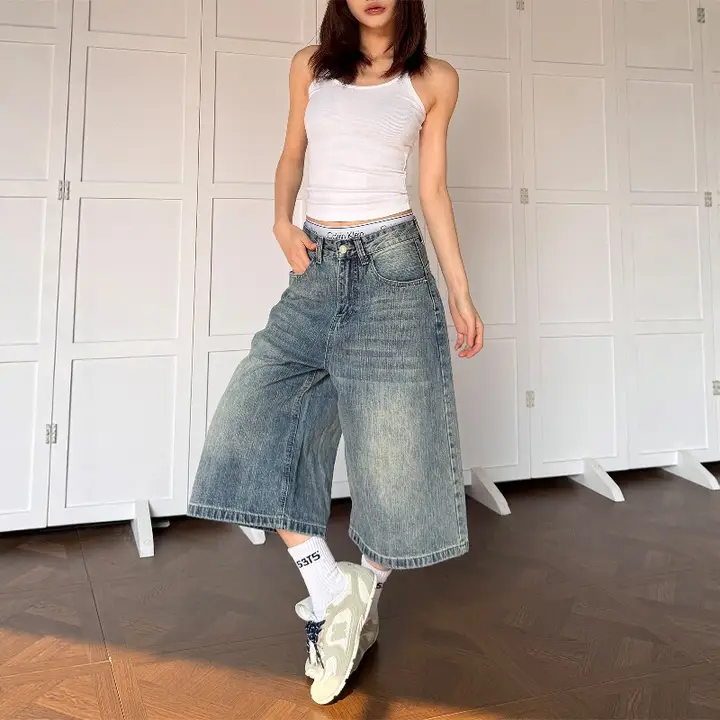 水洗い加工の折り目入り七分丈デニムパンツ【ユニセックス・クリーンフィット・ゆったりワイド】
