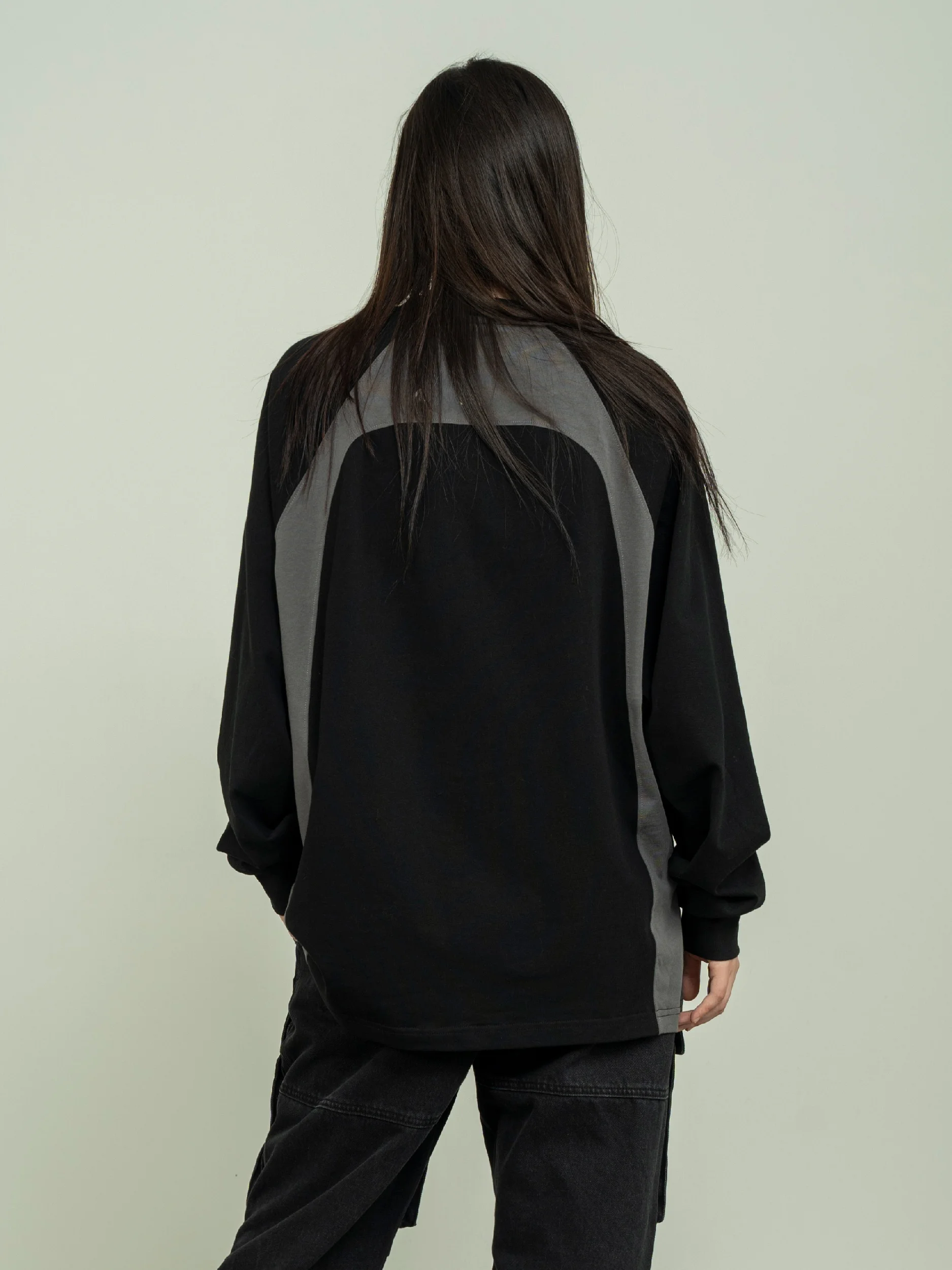 スワッチのアパレルはアメリカンヴィンテージ風の長袖Tシャツで、ルーズフィットと刺繍が特徴
