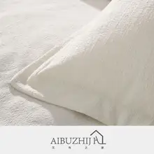 現代的なシンプルデザイン！ホワイトストライプのベッドカバーとクッション【別荘・民宿用】
