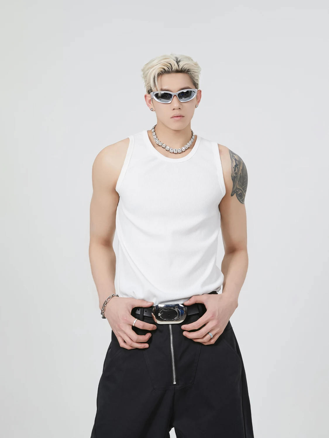 カットオフ tシャツは本当に必要？シンプルなノースリーブTシャツで夏のスタイルを変える方法