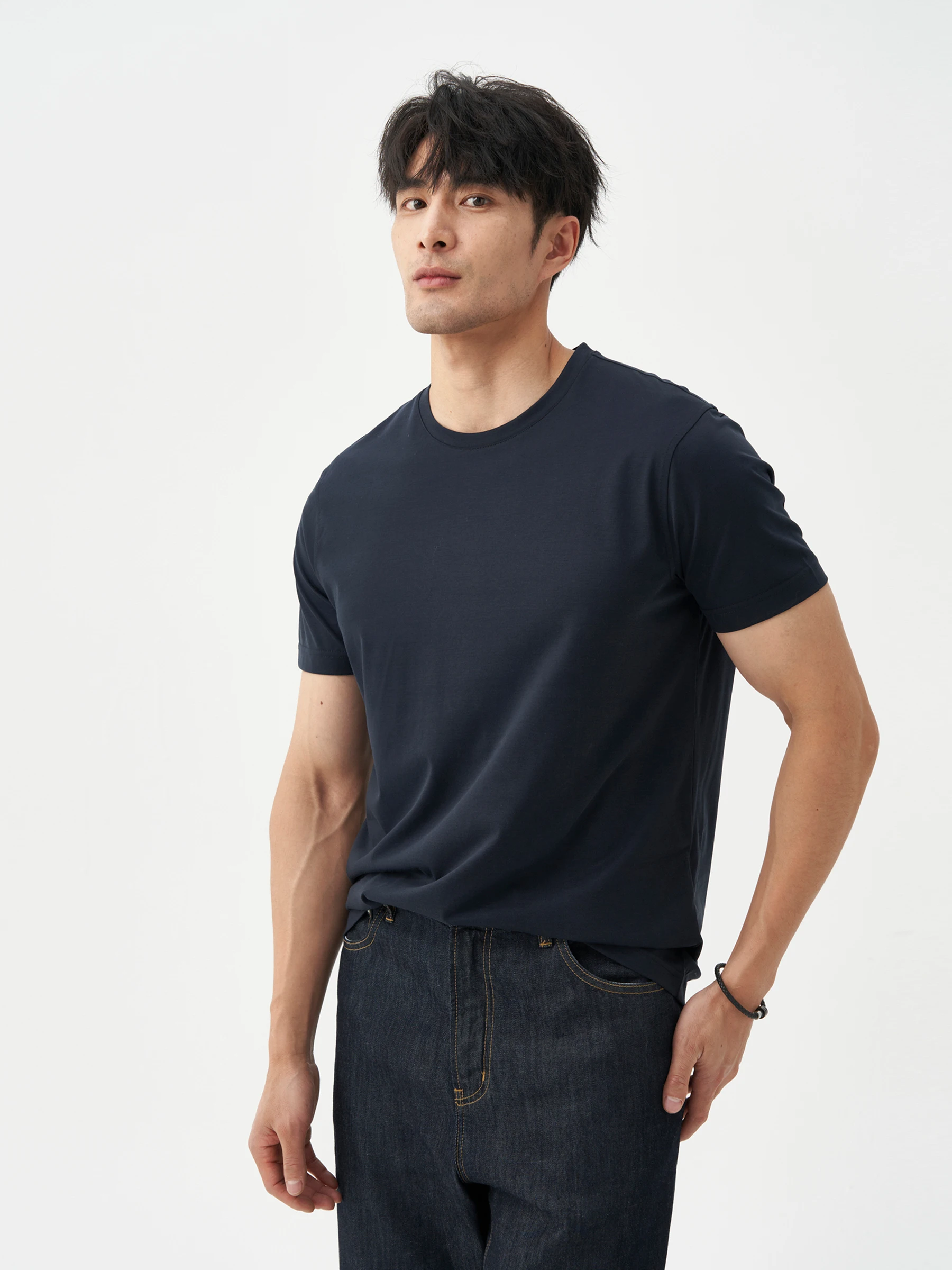 春コーデ メンズ 完全ガイド｜スリムフィットシルク混紡Tシャツの選び方とコーデ術